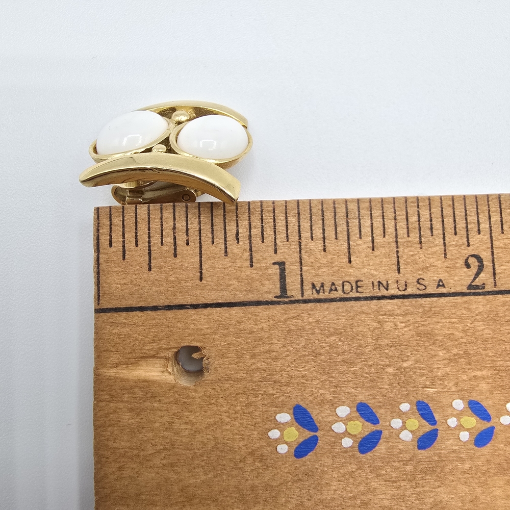 Vintage Trifari Gold Tone White Cabochon Clip On Earrings Mid Century MCM - Picture 13 of 14
